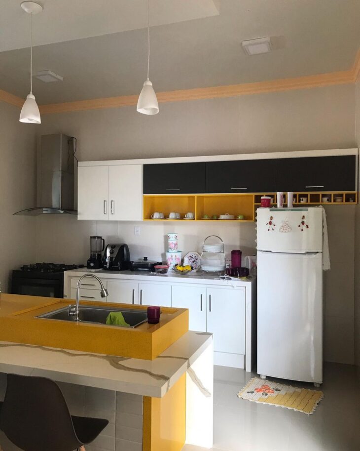 Foto de armario de cozinha amarelo 38 - 40