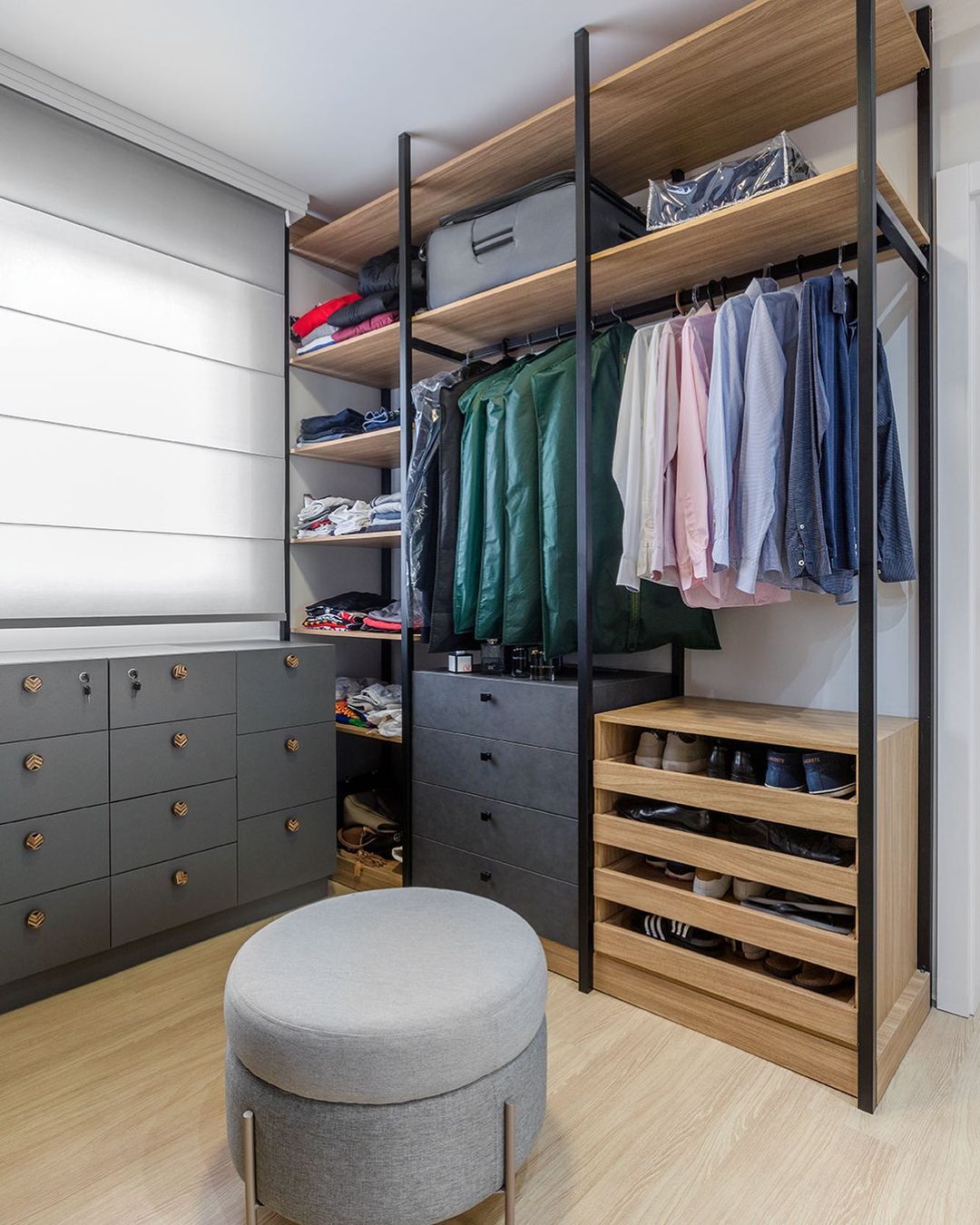 Arara de roupas para quarto: 65 formas de usá-la na decoração