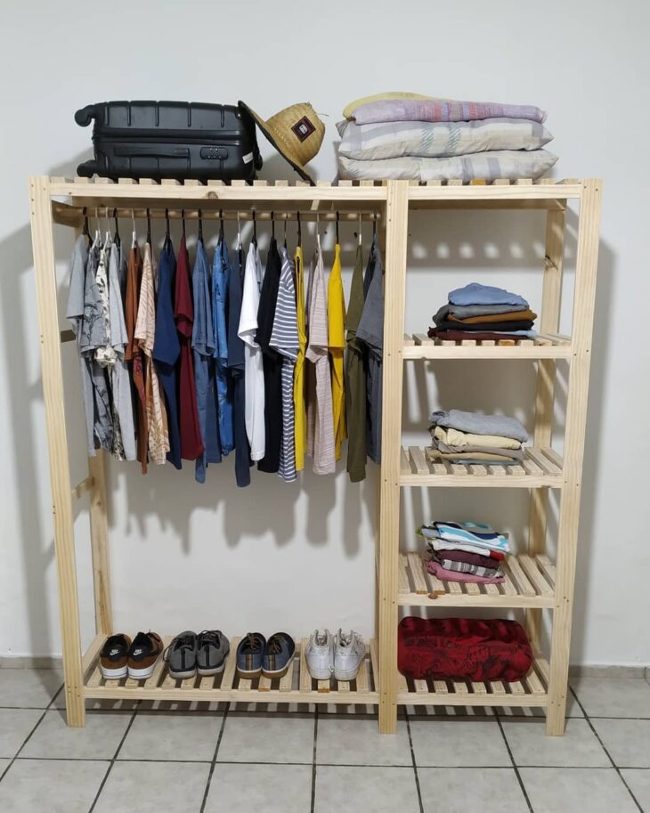 Foto de arara de roupas para quarto 53 - 53