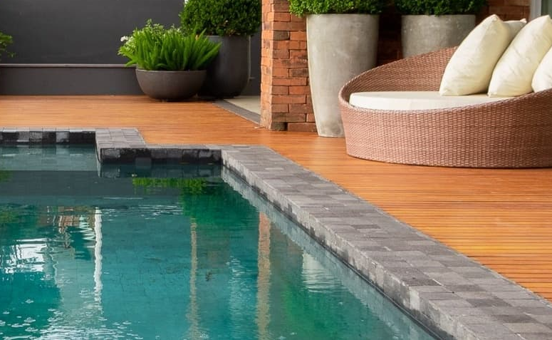 Pedras para piscina: dicas e ideias para projetar com segurança