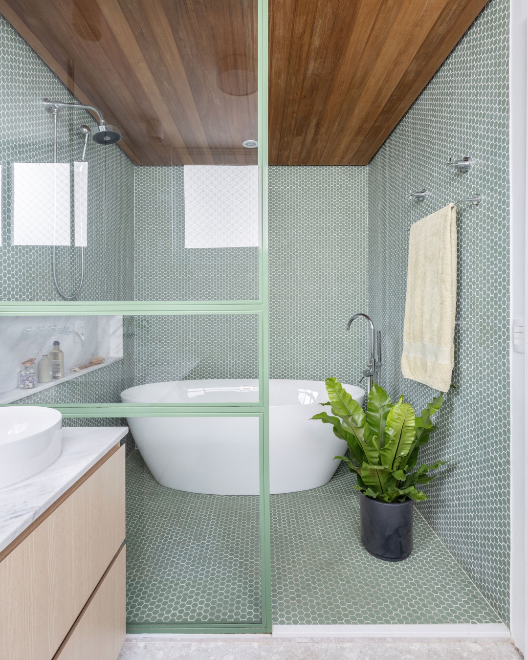 banheiro com pastilhas verde menta