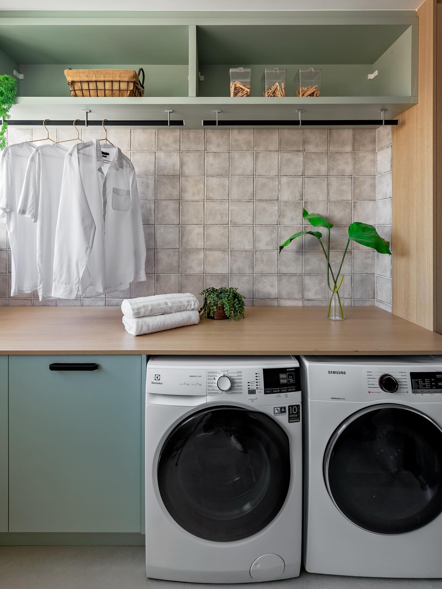 lavanderia com armários em tom suave de verde menta.
