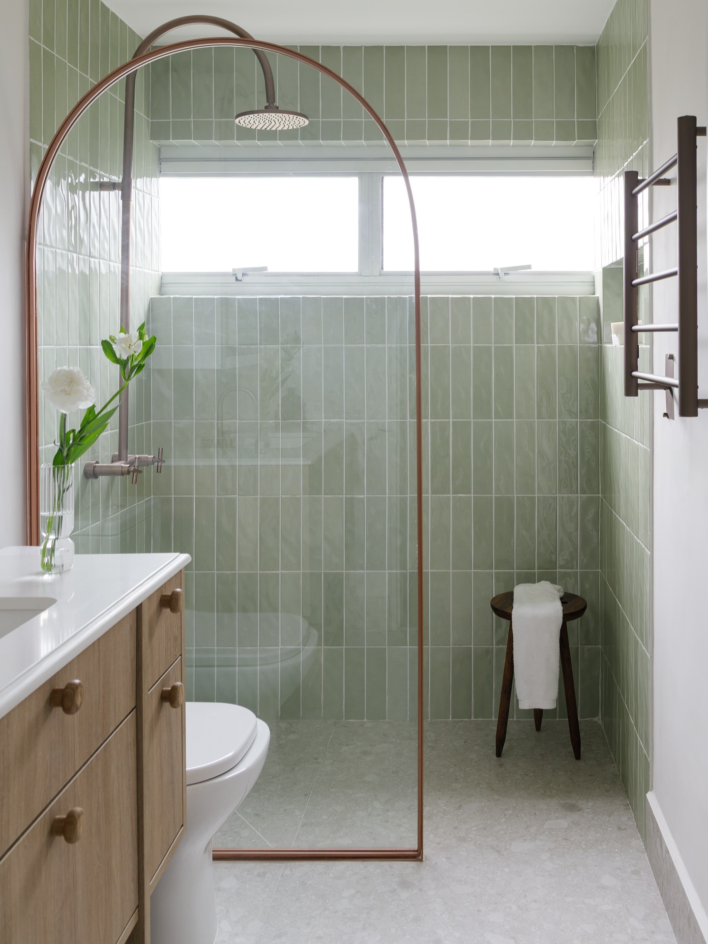 banheiro verde menta com estilo retrô e art déco.