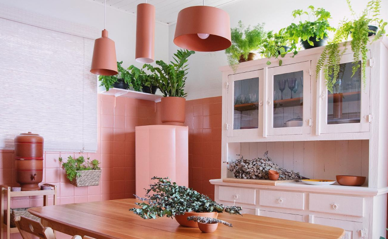 Veja as cores que combinam com rosa e como acertar na decoração