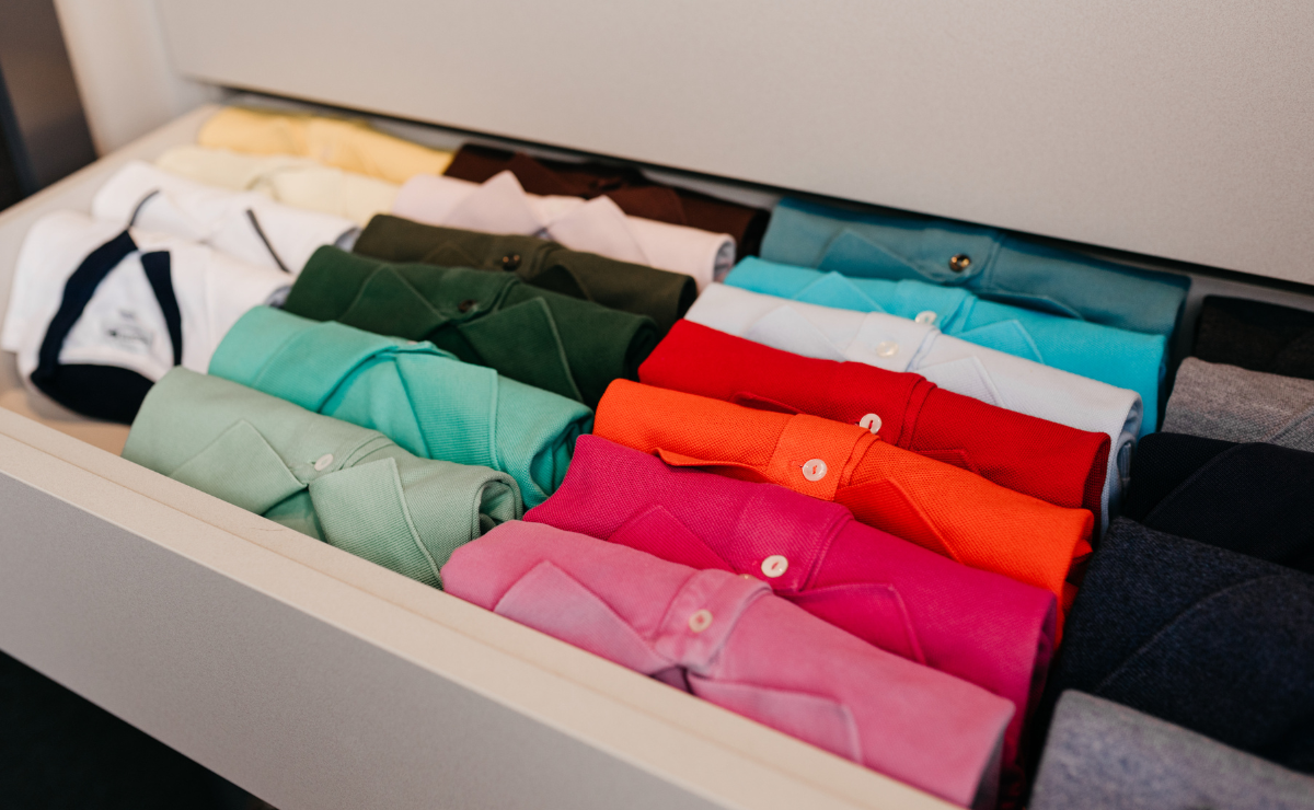 7 tutoriais para aprender como dobrar camiseta e facilitar a organização