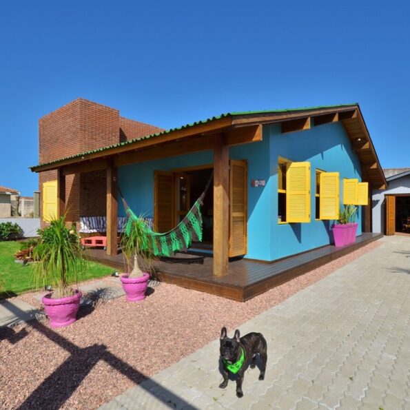 35 projetos de fachadas de casas simples com varanda