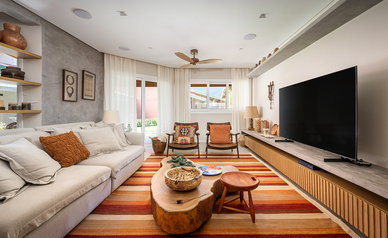 Sofá grande e confortável em sala de estar simples e contemporânea.