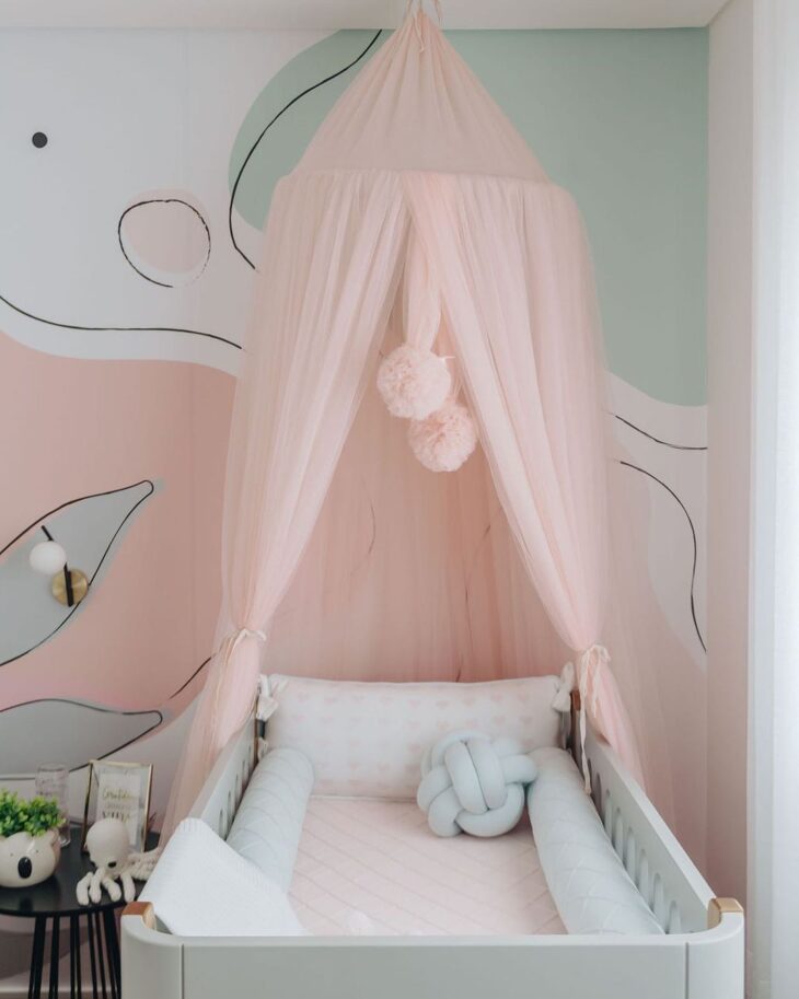 decoração de quarto de bebê com dossel