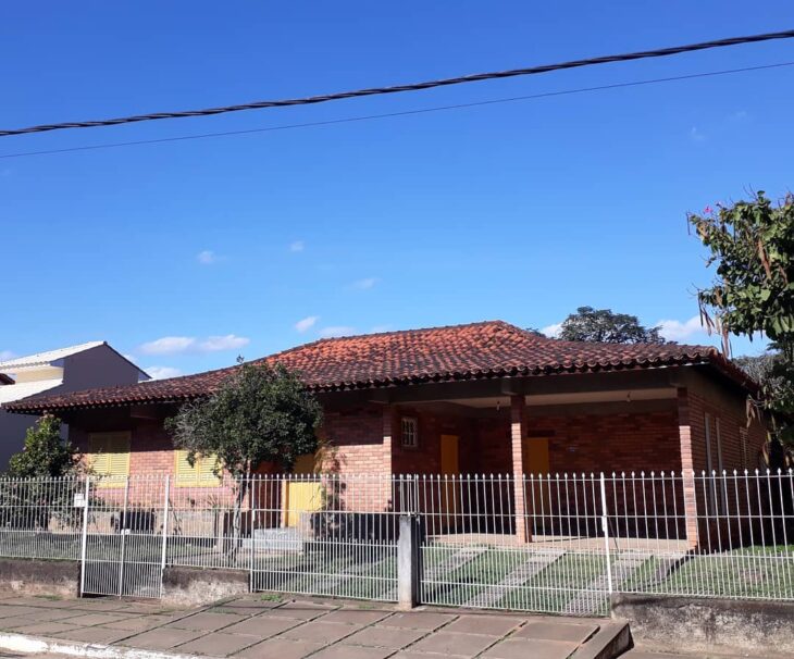 Foto de fachadas de casas simples com varanda 07 - 7