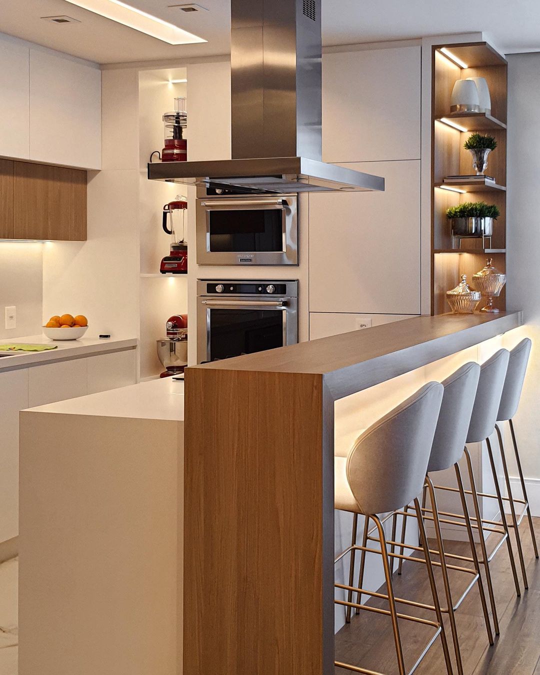 Cozinha planejada com bancada: dicas profissionais e 80 projetos