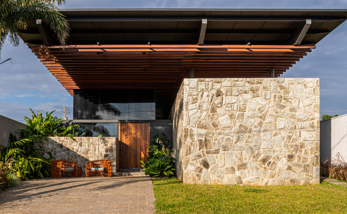 A singularidade da pedra madeira na decoração de interiores e exteriores