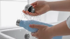 Sua garrafa térmica pode estar te deixando doente, saiba como limpar agora