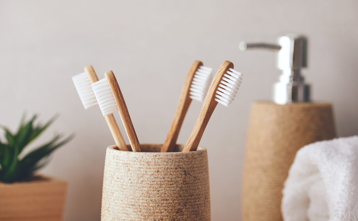 Como guardar escovas de dentes do jeito certo e evitar contaminações