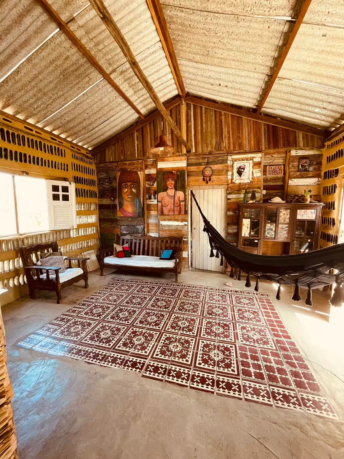 Foto de casa feita com garrafas de vidro 1 - 3