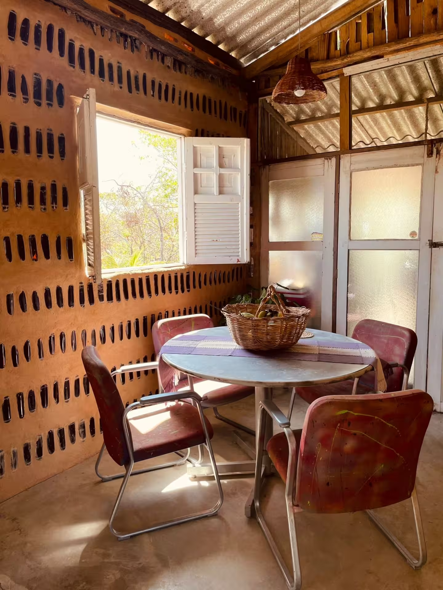 Foto de casa feita com garrafas de vidro 2 - 8