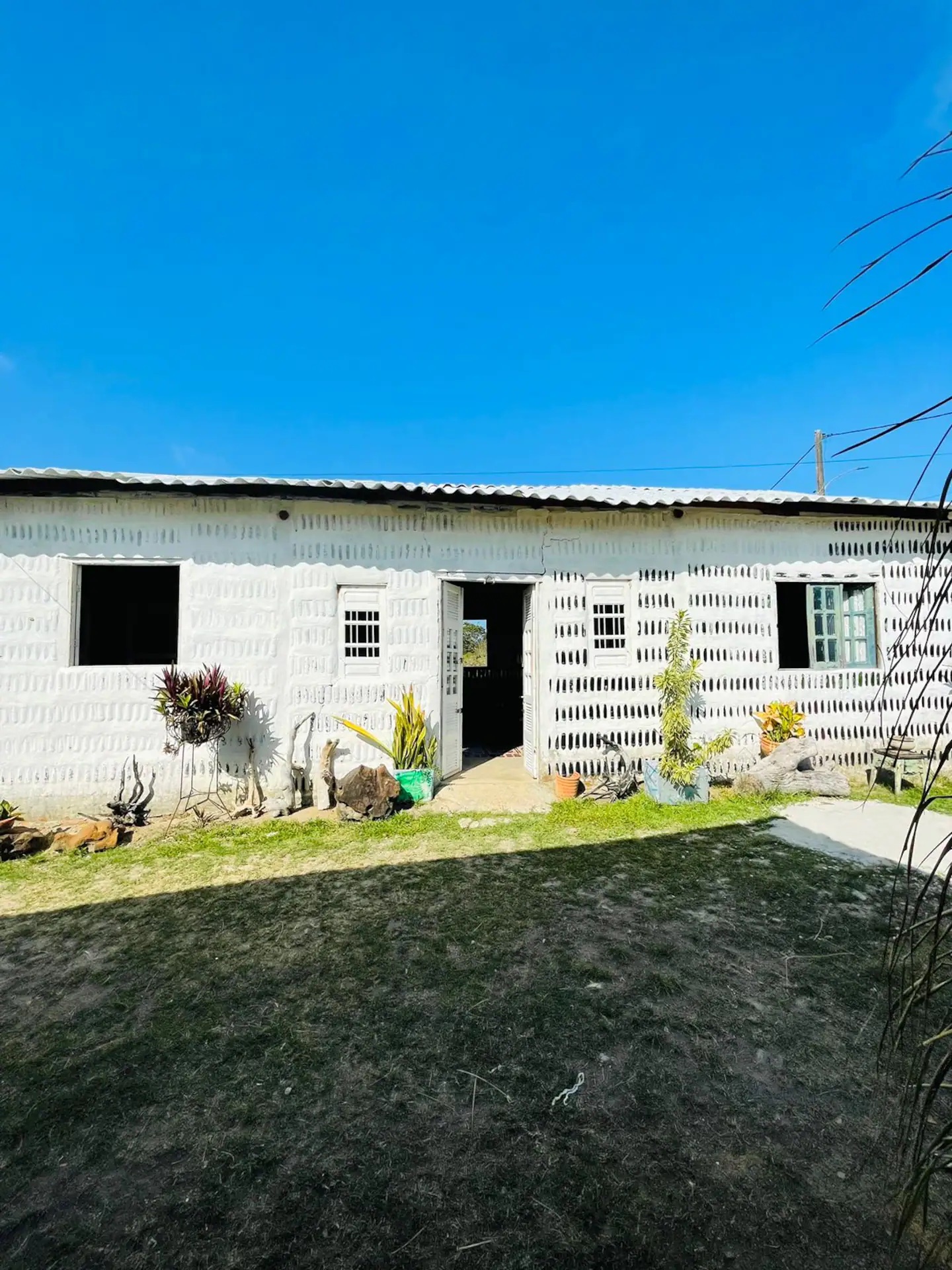 Foto de casa feita com garrafas de vidro 4 - 1