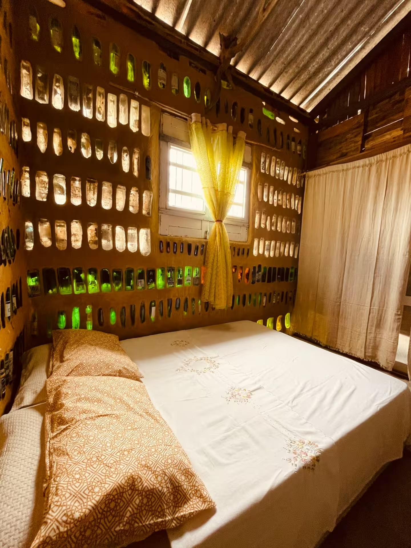 Foto de casa feita com garrafas de vidro 5 - 2