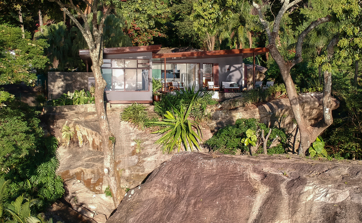 Casa sobre pedra impressiona com vista e integração total à natureza