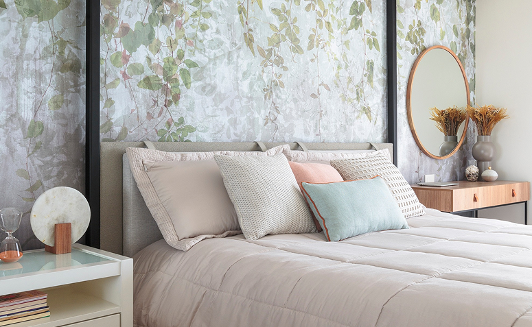 quarto com papel de parede estampado