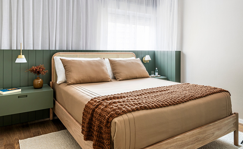 cama com travesseiros organizados, foco em conforto e saúde respiratória