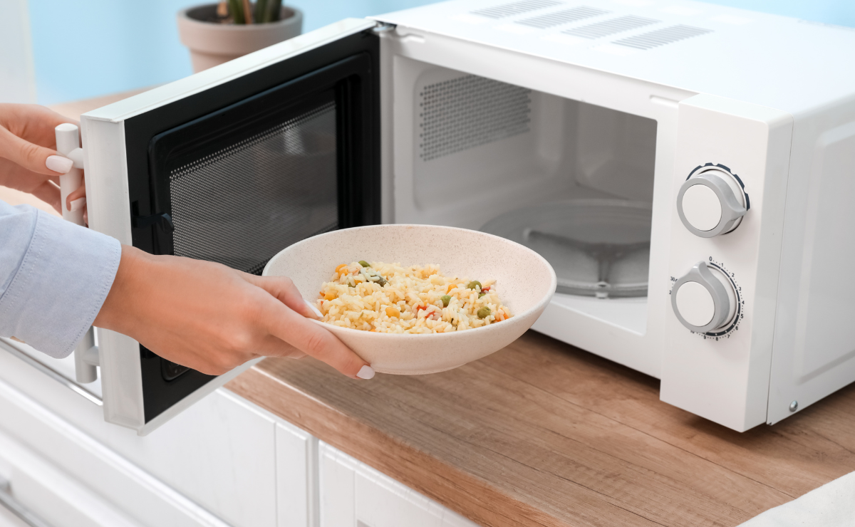 Micro-ondas não é pra tudo: 8 itens comuns que você nunca deve colocar lá