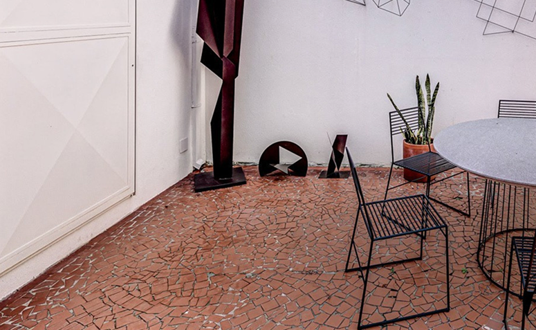 piso de caquinho vermelho em quintal de casa