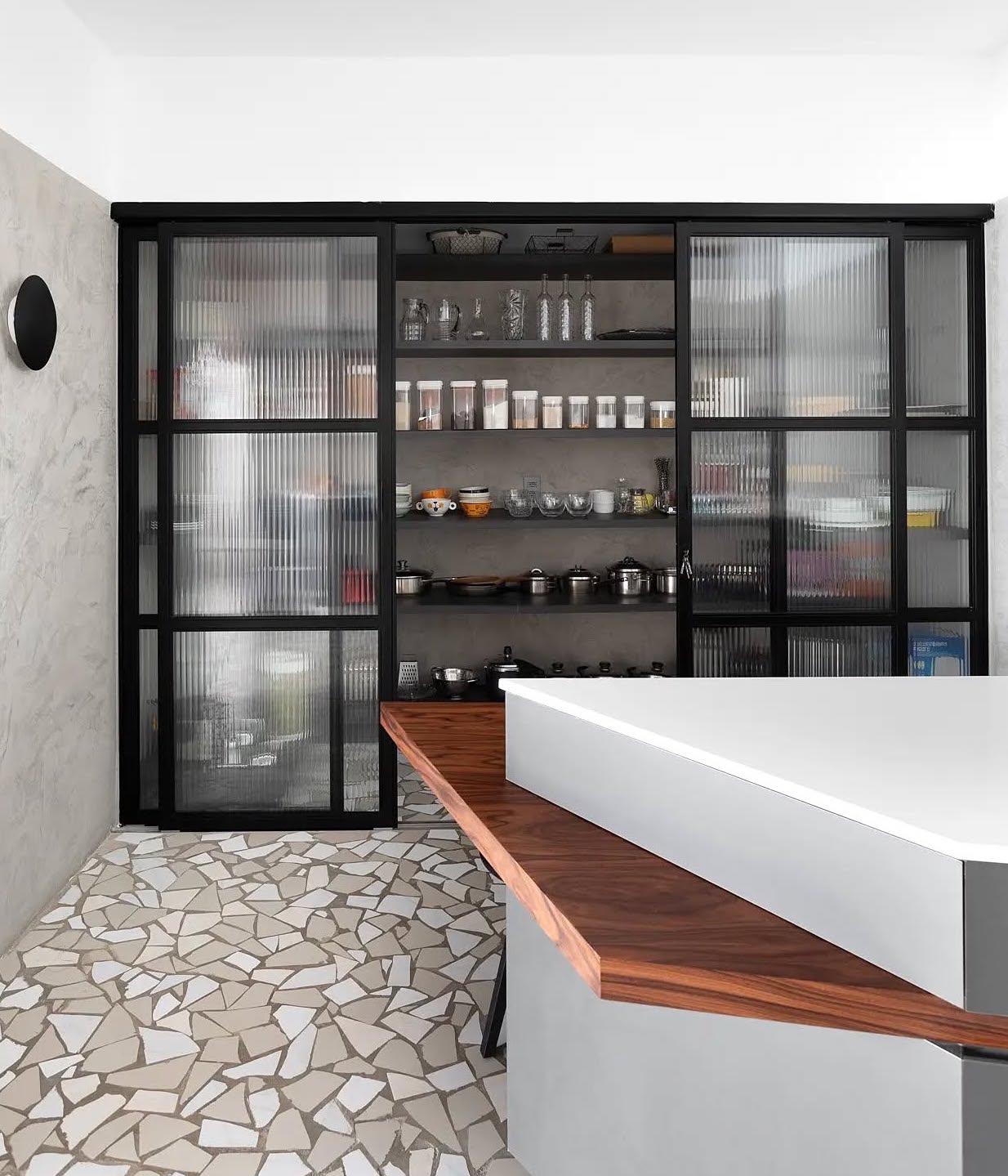 cozinha moderna com piso de caquinho