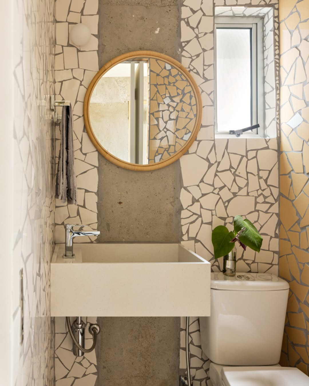 lavabo com revestimento de caquinho
