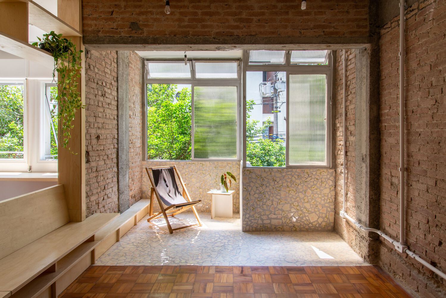 sala moderna de apartamento com piso de caquinho
