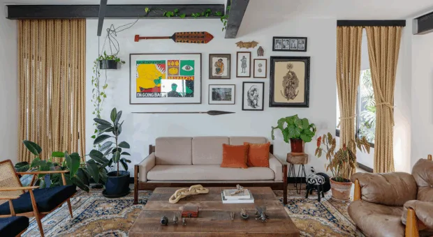 Como decorar a parede atrás do sofá: 5 dicas de arquitetos para a sala