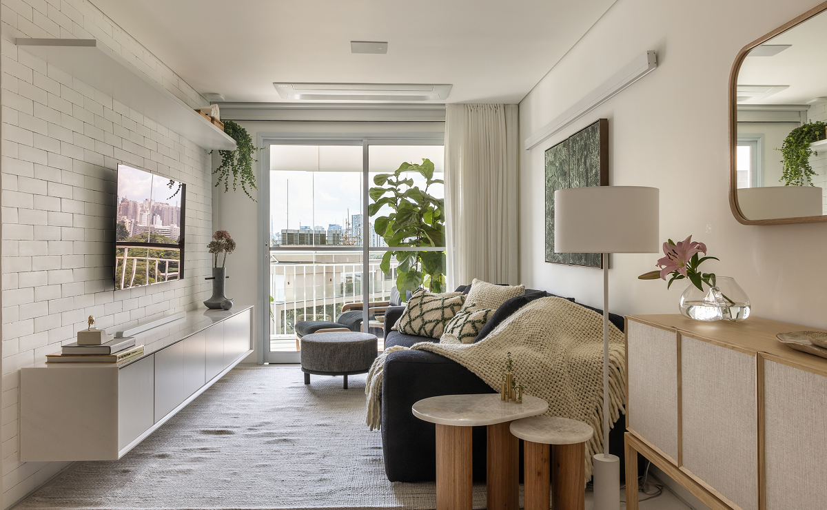 O apartamento branco de 74 m² que prova que leveza também é luxo