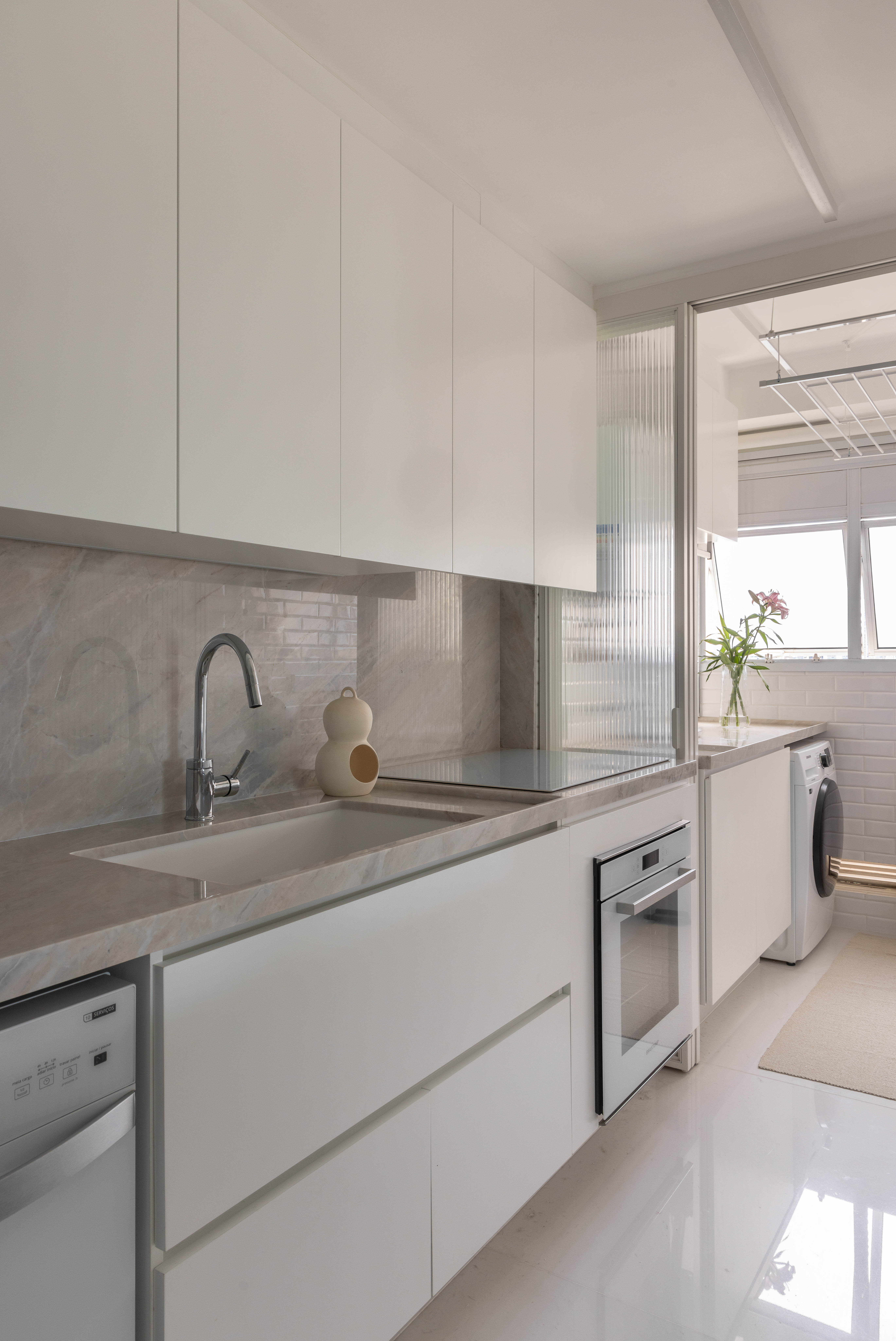 cozinha branca com marcenaria ripada.