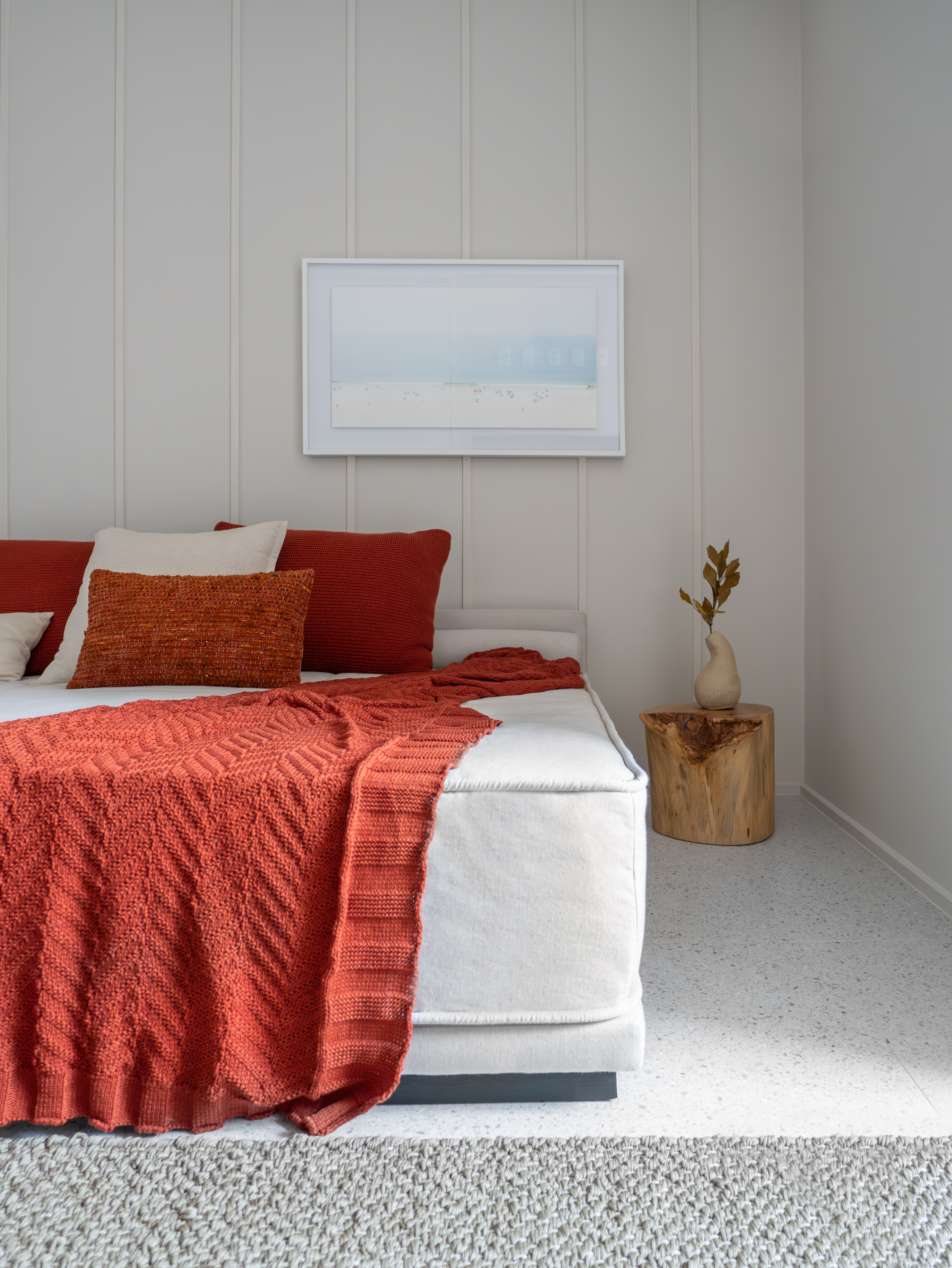 Suíte de hóspedes versátil que funciona como extensão da sala, com móveis planejados e decoração clara