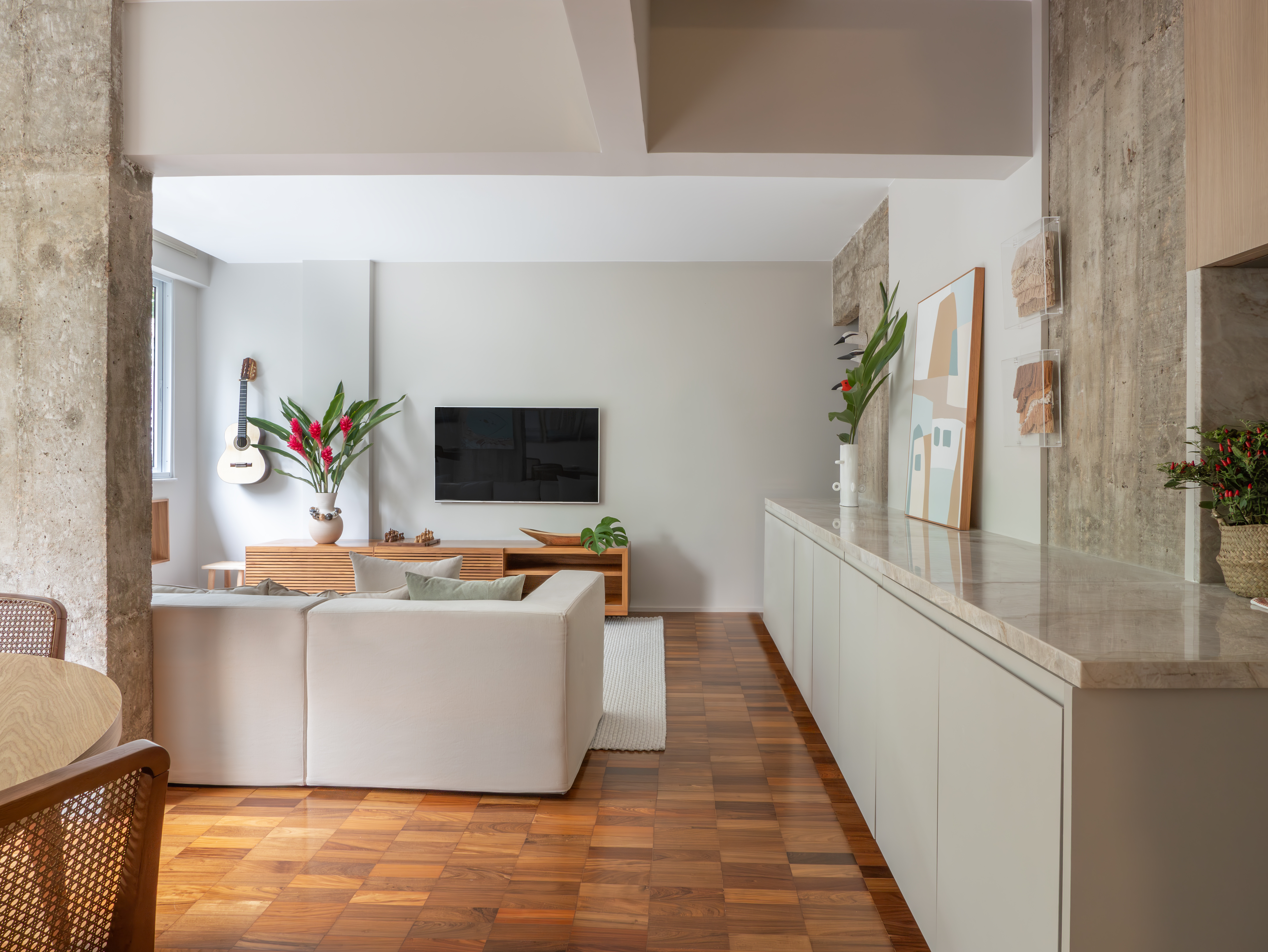 decoração de apartamento com área social integrada e tons neutros.