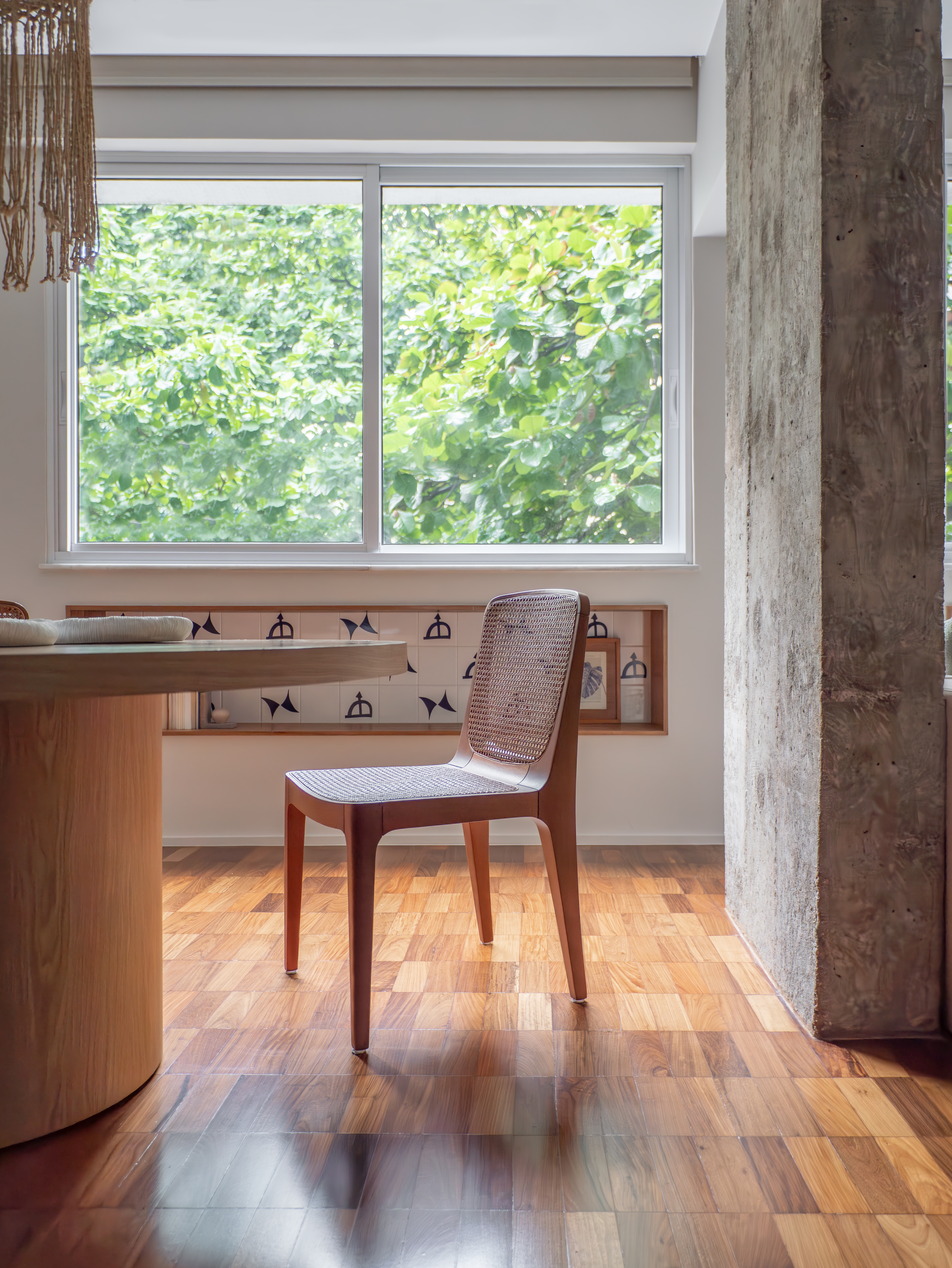 Sala de jantar em tons claros com nichos com azulejos de Carybé.
