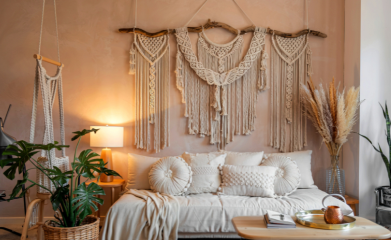sala decorada com macramê trazendo personalidade e ar único para o ambiente