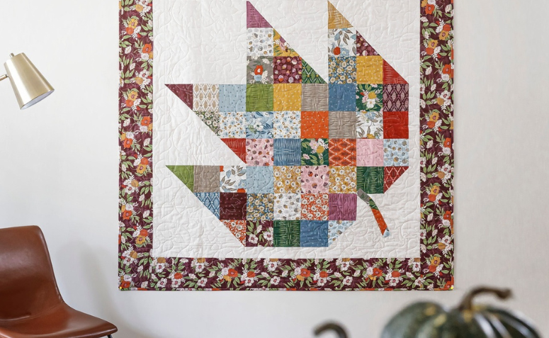 sala com patchwork na parede como decoração