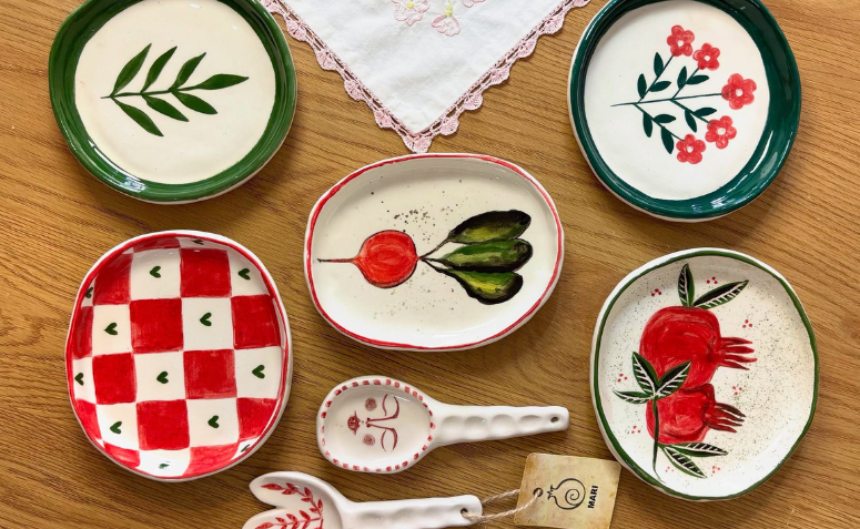 pratos de cerâmica pintados sendo um exemplo de atividades manuais para decorar a casa
