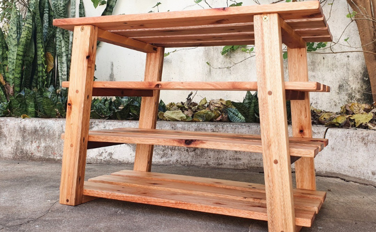 móvel de madeira de pallet sendo reutilizada
