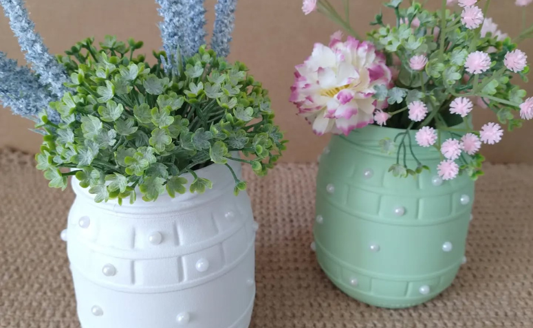 potes de vidro sendo reutilizados como vasos e decoração