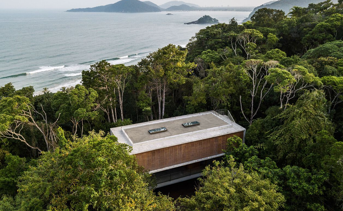 Entre o mar e a mata, um refúgio que se confunde com a paisagem