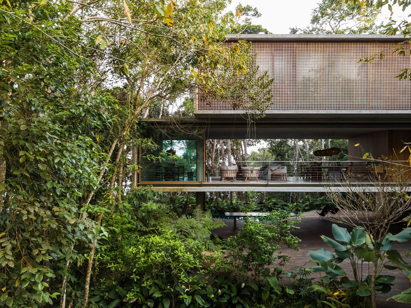 Casa Azul com ventilação cruzada, iluminação natural e uso de materiais sustentáveis certificados.