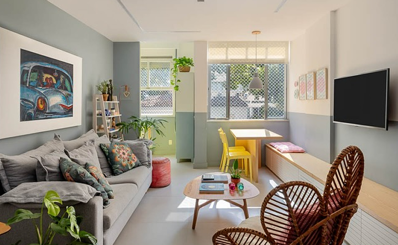 sala arejada com janelas abertas mostrando ventilação cruzada para refrescar o ambiente.