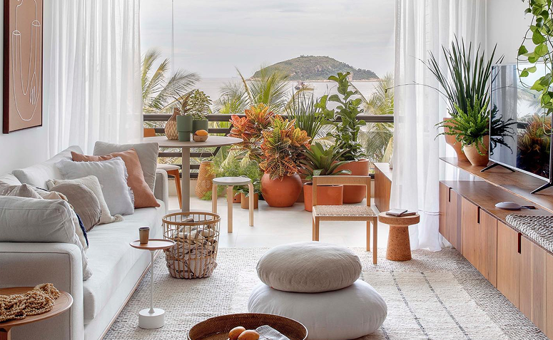 sala decorada com plantas perto da janela.