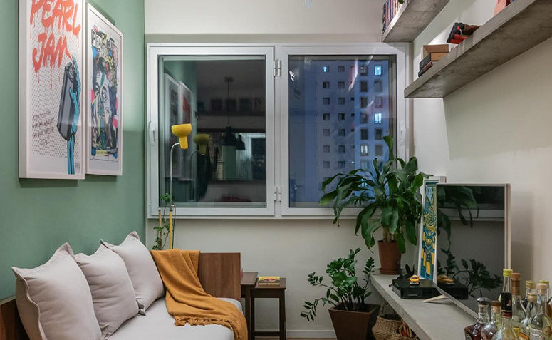 luminária de LED branca acesa em um ambiente moderno e iluminado.