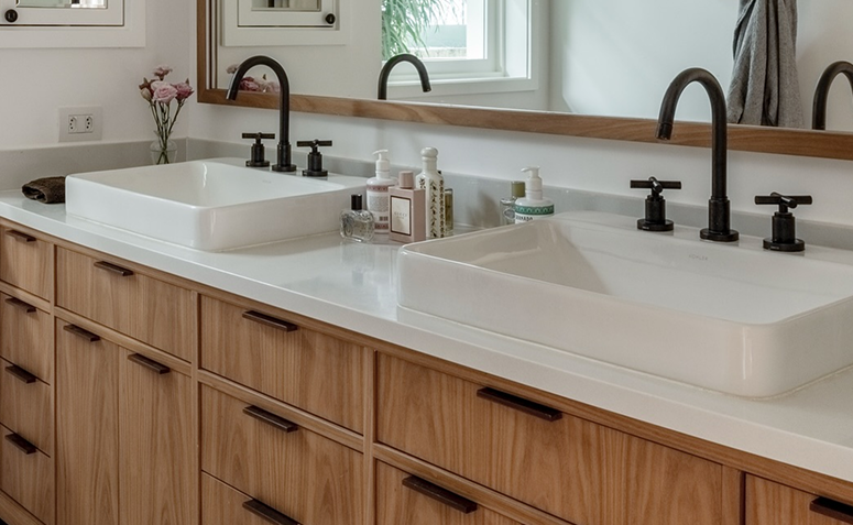 produtos organizados sobre a pia do banheir, após limpeza.