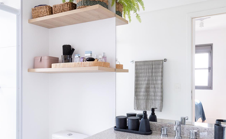 produtos de higiene e maquiagem organizados por categoria em bandejas e organizadores em prateleiras