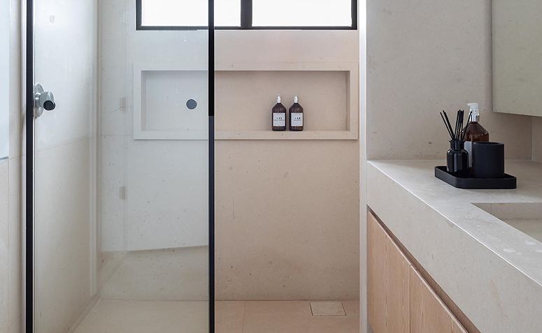 embalagens e cores padronizadas em nicho e bancada de banheiro.