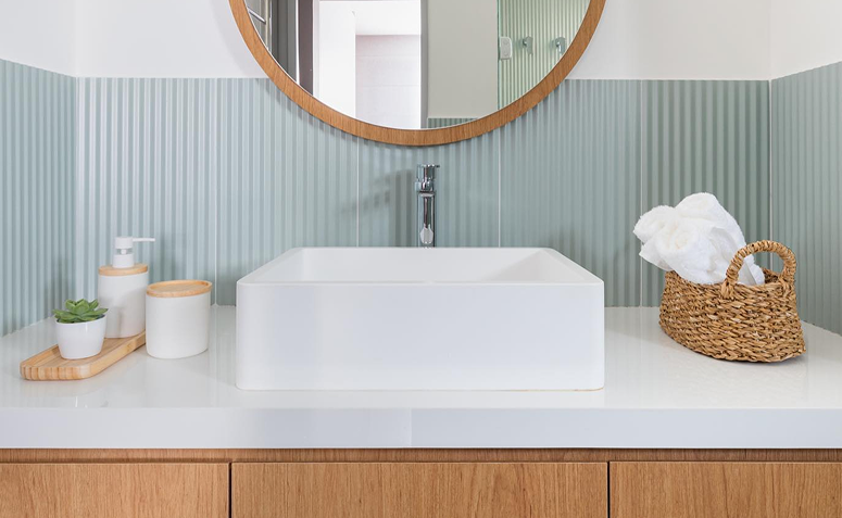 bancada de banheiro clara e organizado com toalhas novas, representando a manutenção semanal.