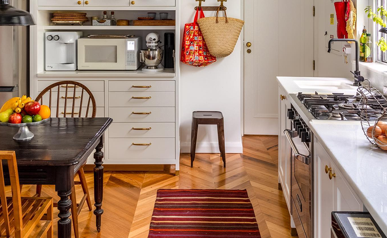 cozinha com tapete colorido e detalhes decorativos.